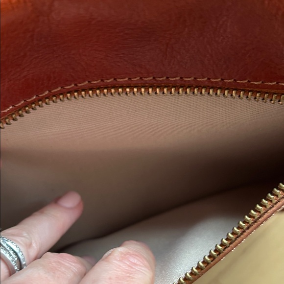 Elegant Tan Leather Messenger Bag - Picture 9 of 12